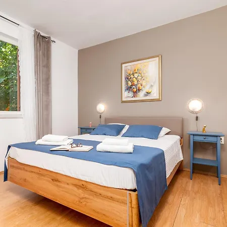 Apartman With A Parking Space - 18334