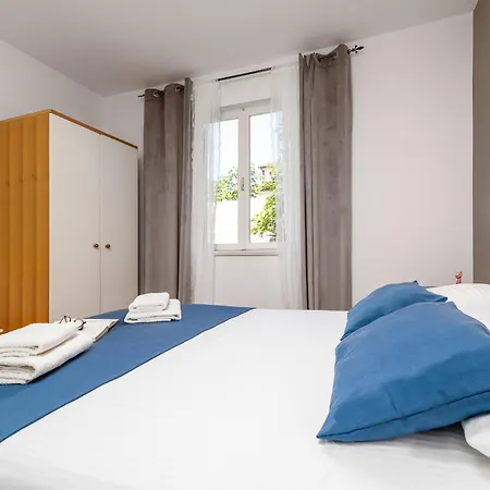 Apartman With A Parking Space - 18334 *